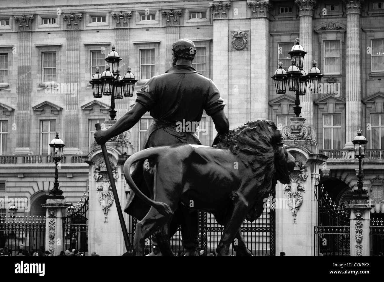 Vue arrière de l'une des sculptures de lion sur le Queen Victoria Memorial avec une partie de palais de Buckingham à l'arrière-plan Banque D'Images