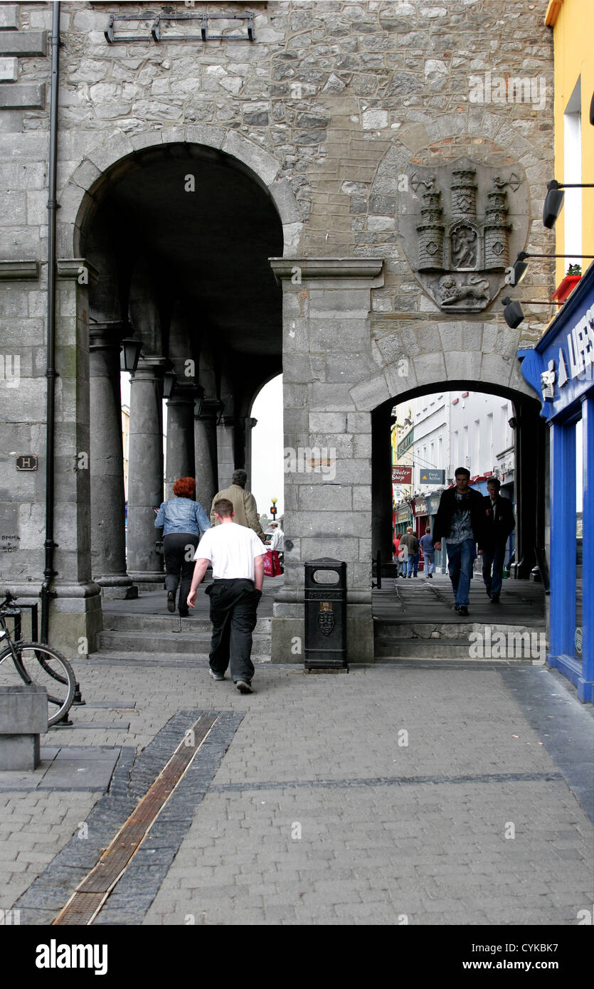 Les gens qui marchent sur la rue principale à Kilkenny Banque D'Images