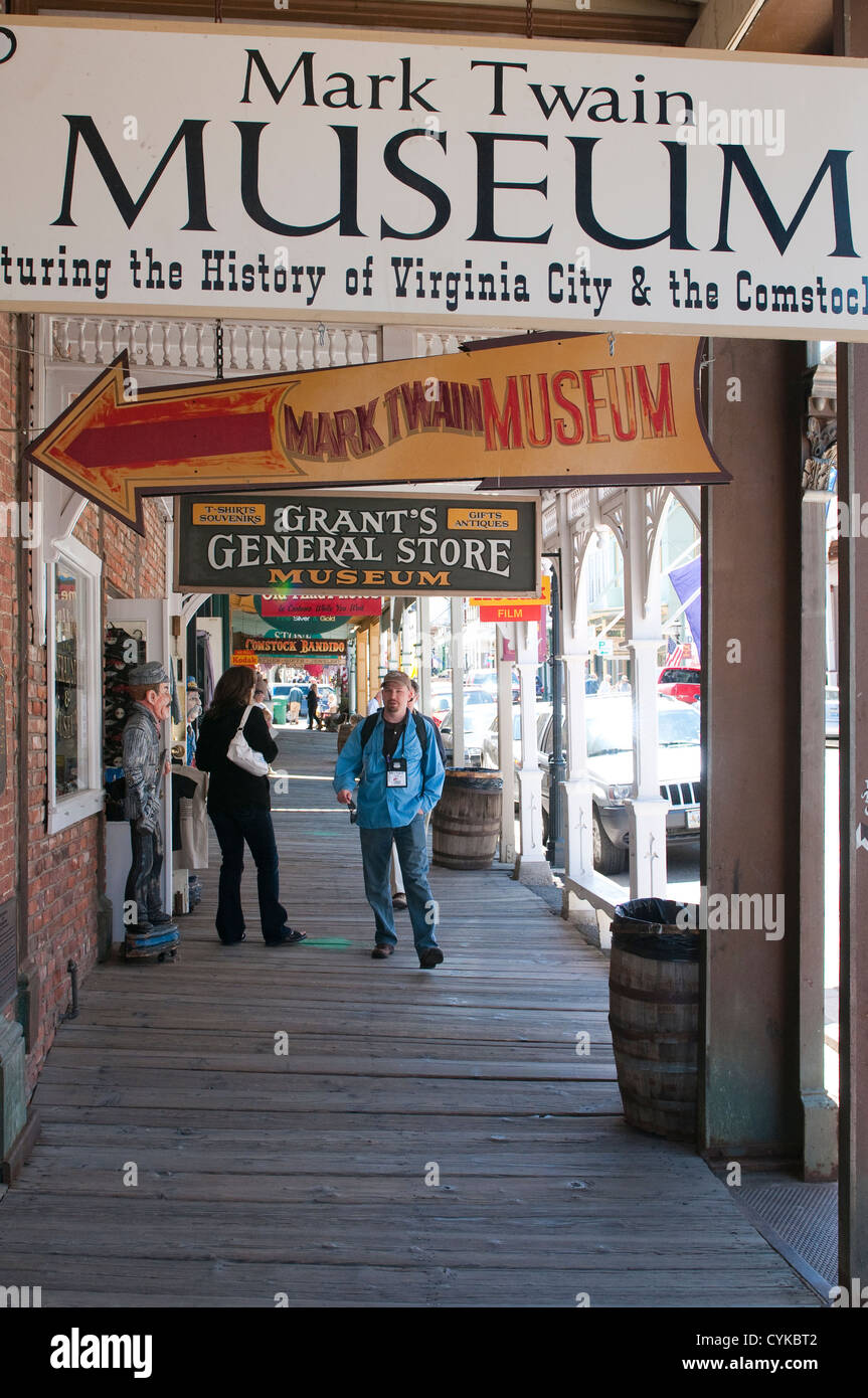 USA, Nevada. Mark Twain Museum trottoir dans la ville historique de Virginia City, Nevada. Banque D'Images