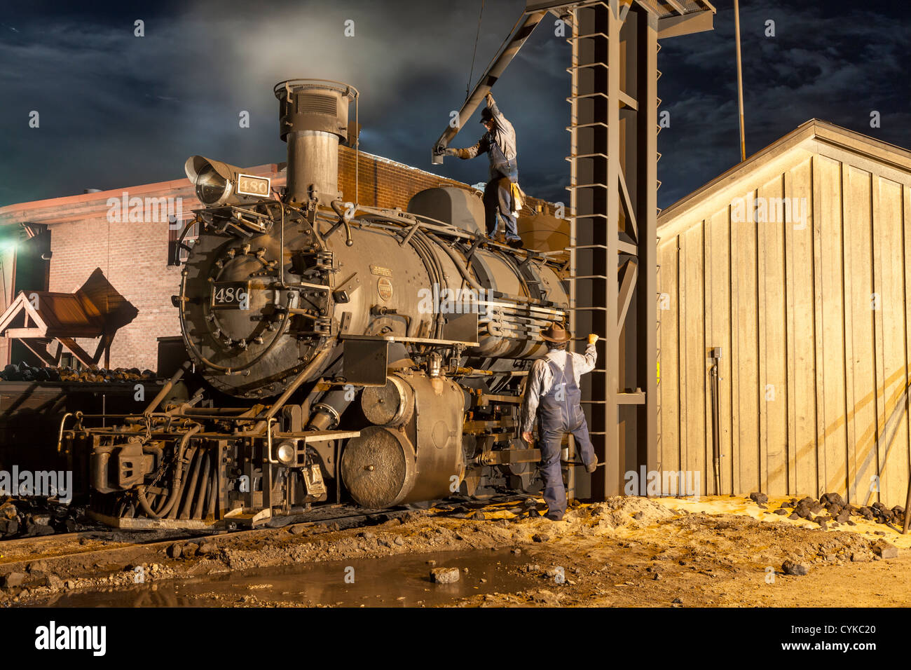 1925 2-8-2 Locomotive à vapeur de type Mikado Baldwin avec équipage de train au travail de nuit au dépôt de train de Durango, Durango, Colorado. Banque D'Images