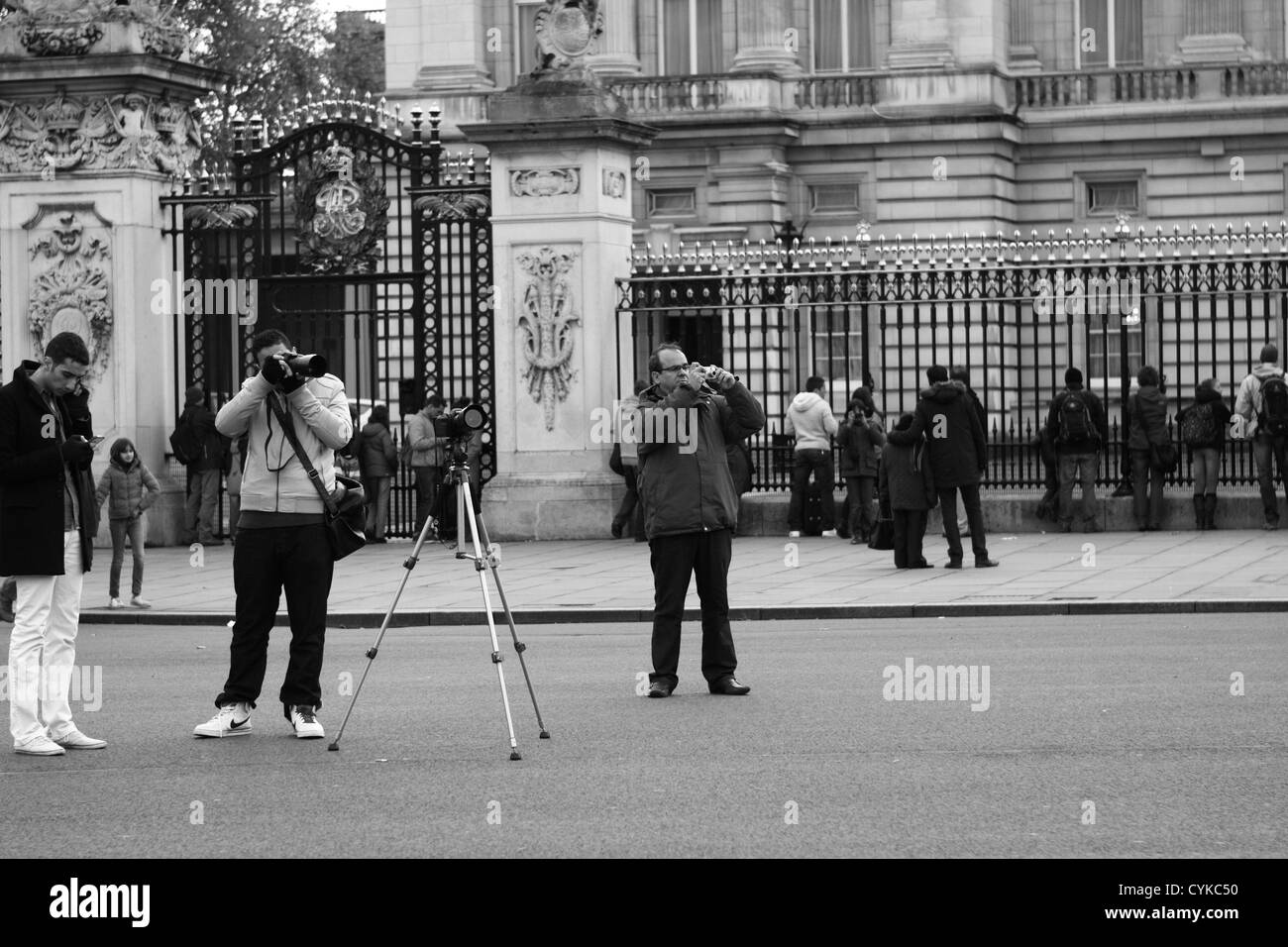 Deux photographes de prendre des photos devant le palais de Buckingham, Londres Banque D'Images