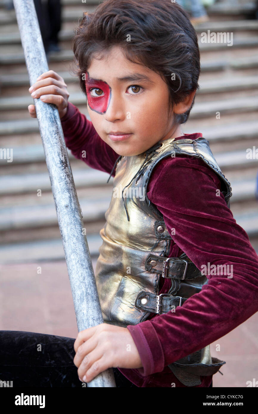 Amérique du Nord, du Mexique, Guanajuato, garçon en costume au Festival international annuel de Cervantes. UNESCO World Heritage Site. Banque D'Images