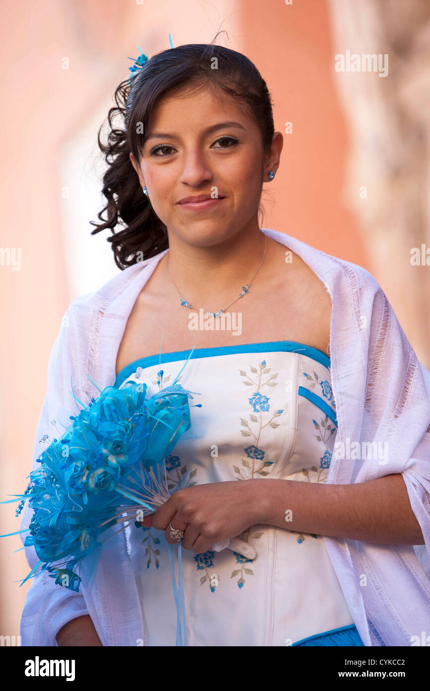 Amérique du Nord, du Mexique, Guanajuato, fille en robe de chambre à son Quinceanera party, la célébration de la 15e anniversaire d'une fille Banque D'Images