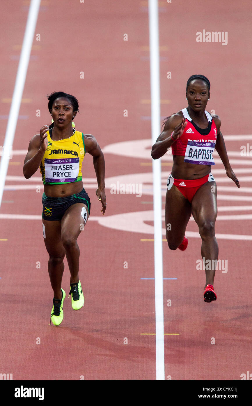 Shelly-Ann Fraser-Pryce (JAM) qui se font concurrence sur les femmes à demi-finale du 100 mètres des Jeux Olympiques d'été, Londres 2012 Banque D'Images