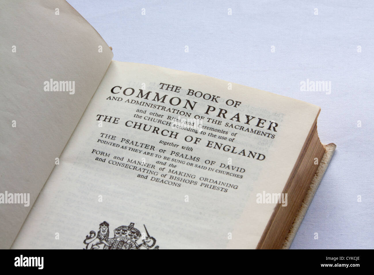 Le Livre de la Prière Commune (1662) page de titre sur fond blanc Banque D'Images