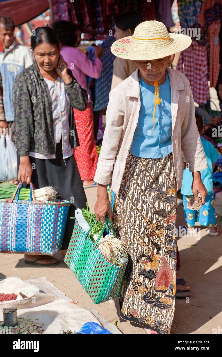 Le Myanmar, Birmanie. Les birmanes Shopping dans le marché des "Five-Day, lac Inle, l'État Shan. Banque D'Images