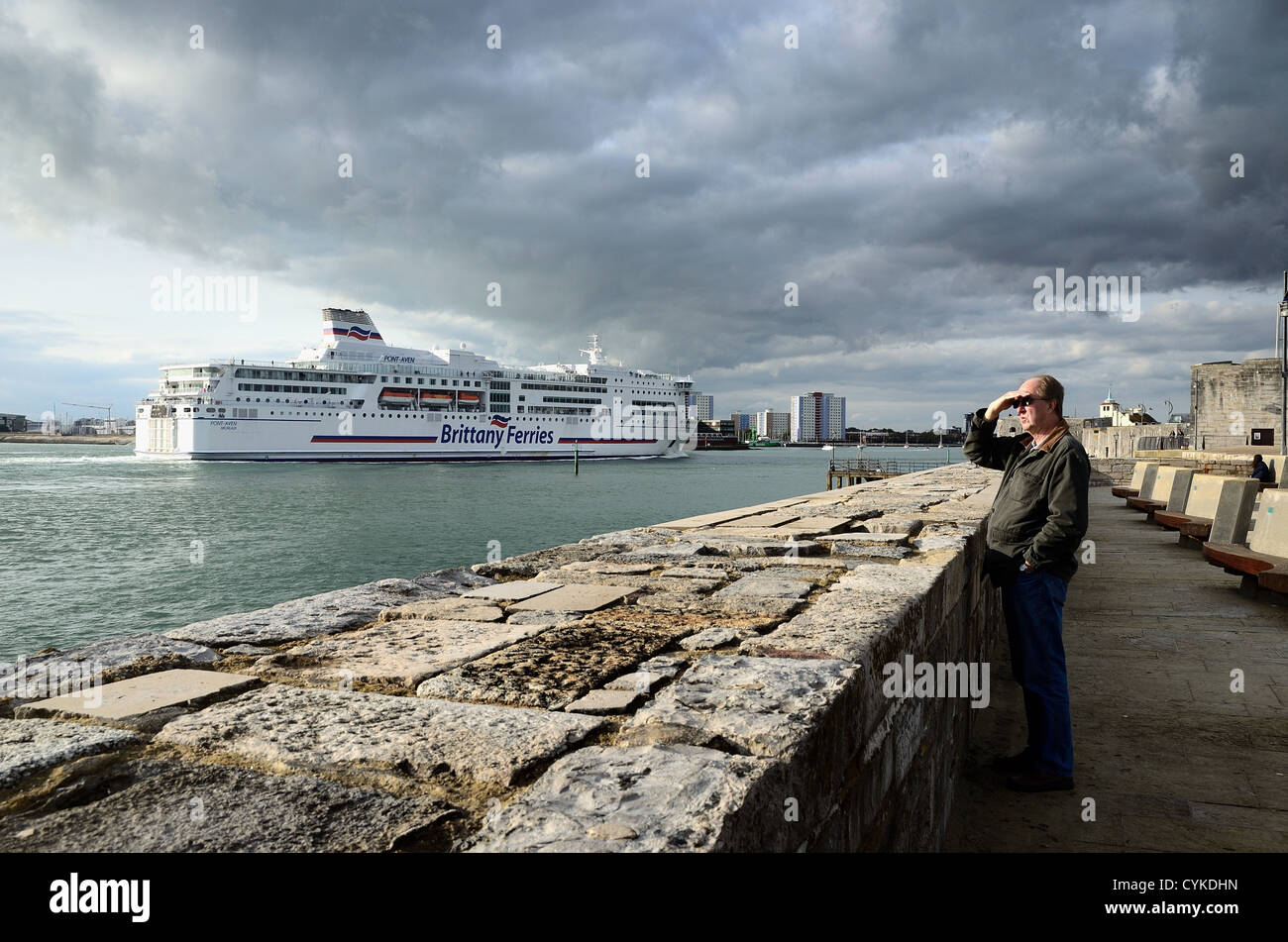 Navire de Brittany Ferries Pont Aven entrant dans le port de Portsmouth Hampshire England UK Banque D'Images