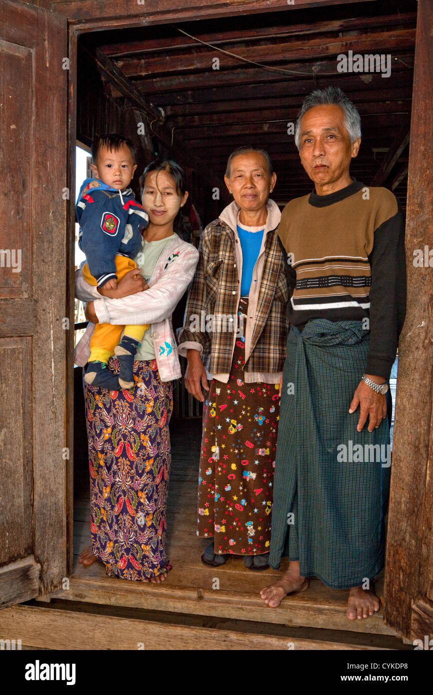 Le Myanmar, Birmanie. Famille d'ethnie Intha, lac Inle, l'État Shan. La mère porte thanaka coller sur son visage, un écran solaire. Banque D'Images