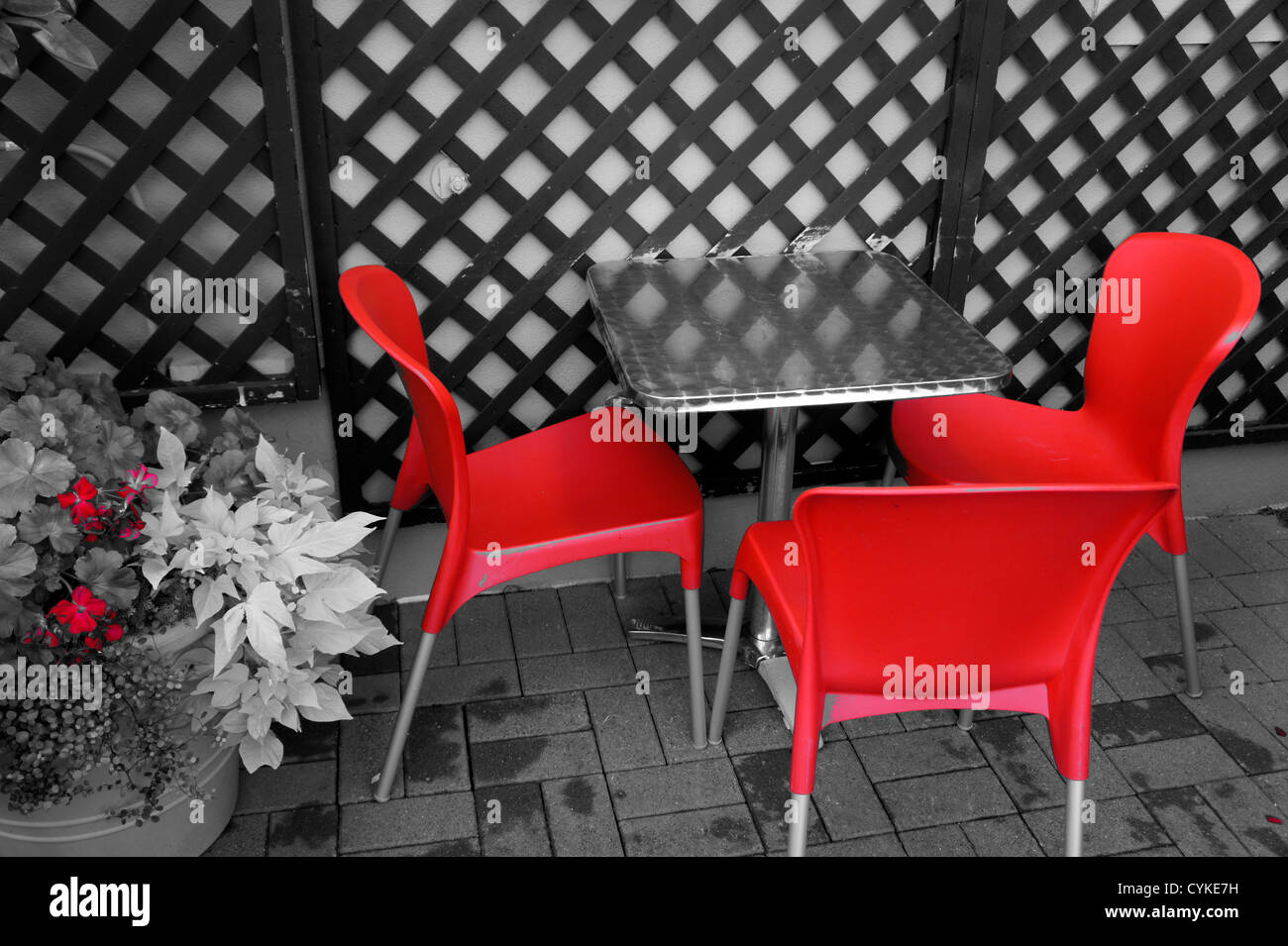 Chaises de café rouge couleur sélective Banque D'Images