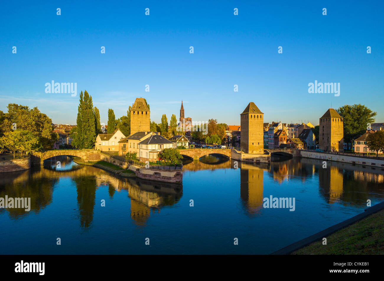 Les toits de Strasbourg, Ponts Couverts, pont ponts couverts, Ill, tours de guet, la cathédrale, La Petite France, Alsace, France, Europe, Banque D'Images