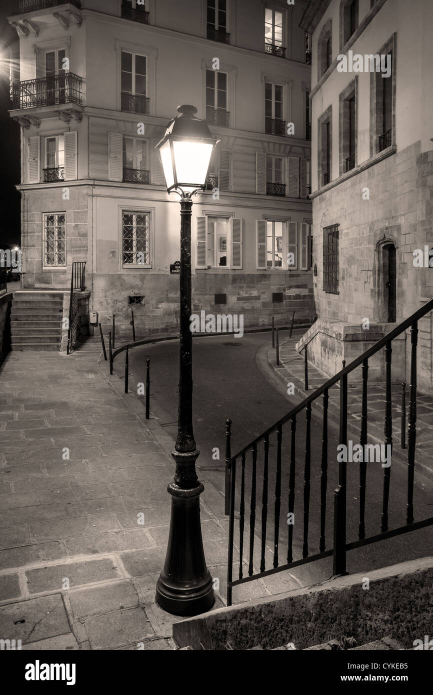 Du côté lumineux dans la rue Paris, Ile-de-France, France Banque D'Images