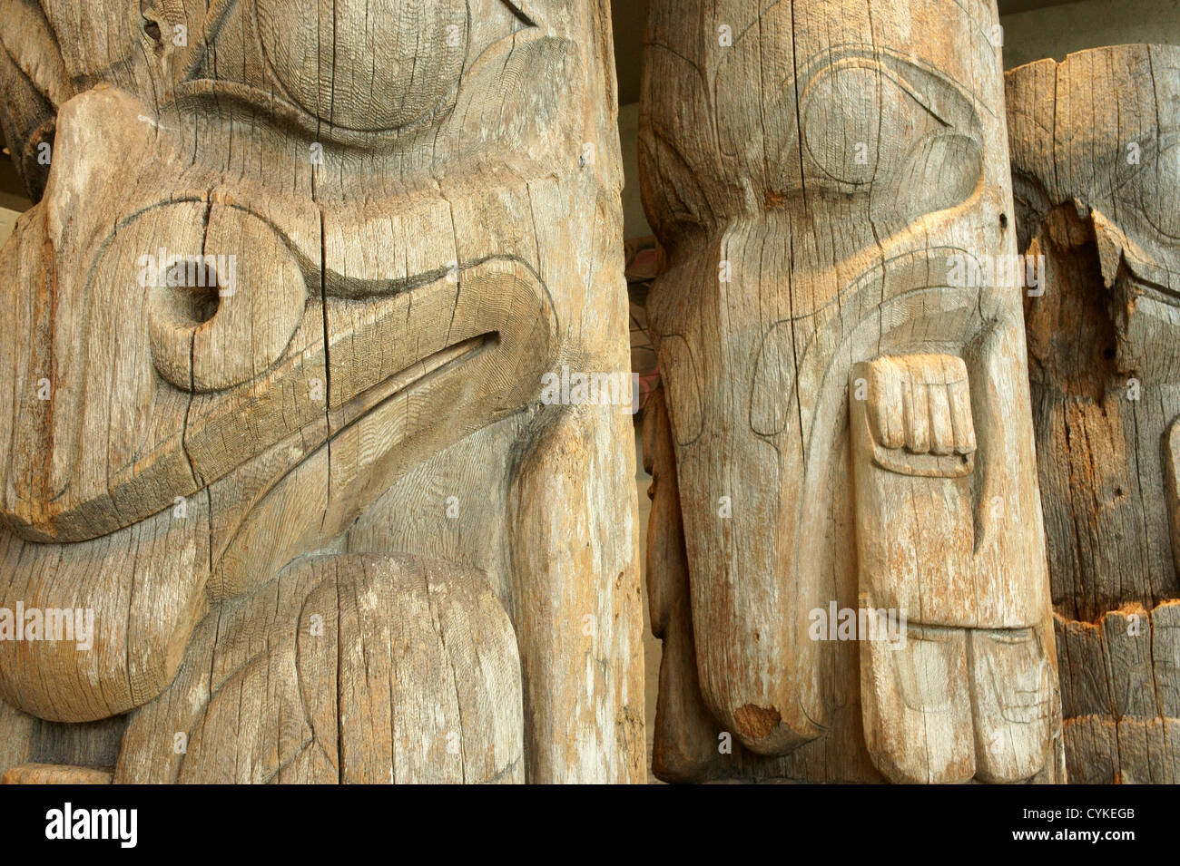 Maison haïda totems frontale dans le musée d'anthropologie (MOA), Vancouver, BC, Canada Banque D'Images