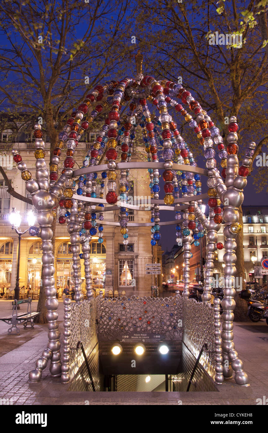 Kiosque des Noctambules (Nightwalkers) : Une entrée de la moderne idiosyncrasiques Paris Métro à la place Colette, conçu par jean-michel Othoniel. La France. Banque D'Images