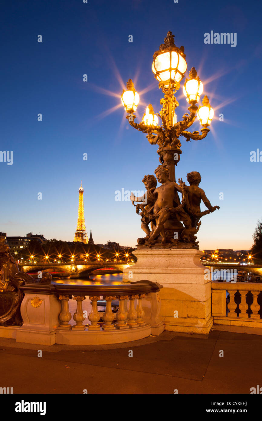 Lampadaire orné de Pont Alexandre III avec la Seine et la Tour Eiffel au-delà, Paris France Banque D'Images