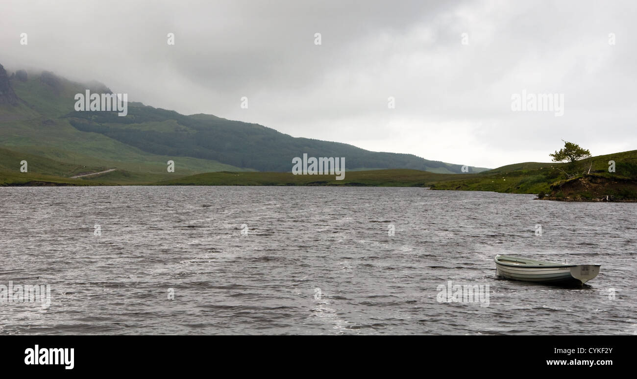 Bateau sur le Loch Fada, île de Skye, Écosse Banque D'Images