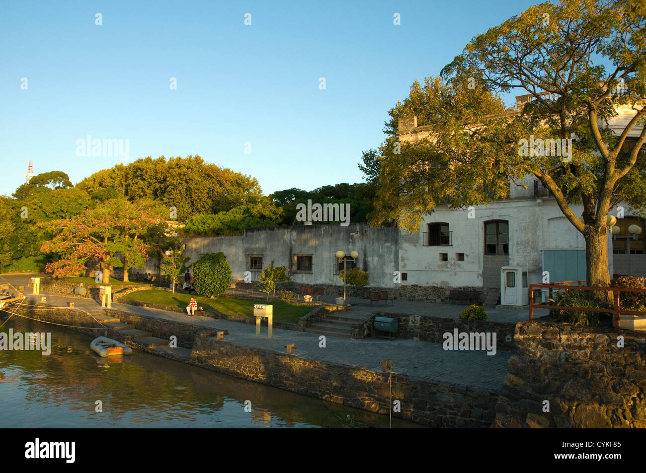 L'Uruguay. Colonia del Sacramento. Barrio Historico. Petit parc sur le bord de l'eau. Banque D'Images