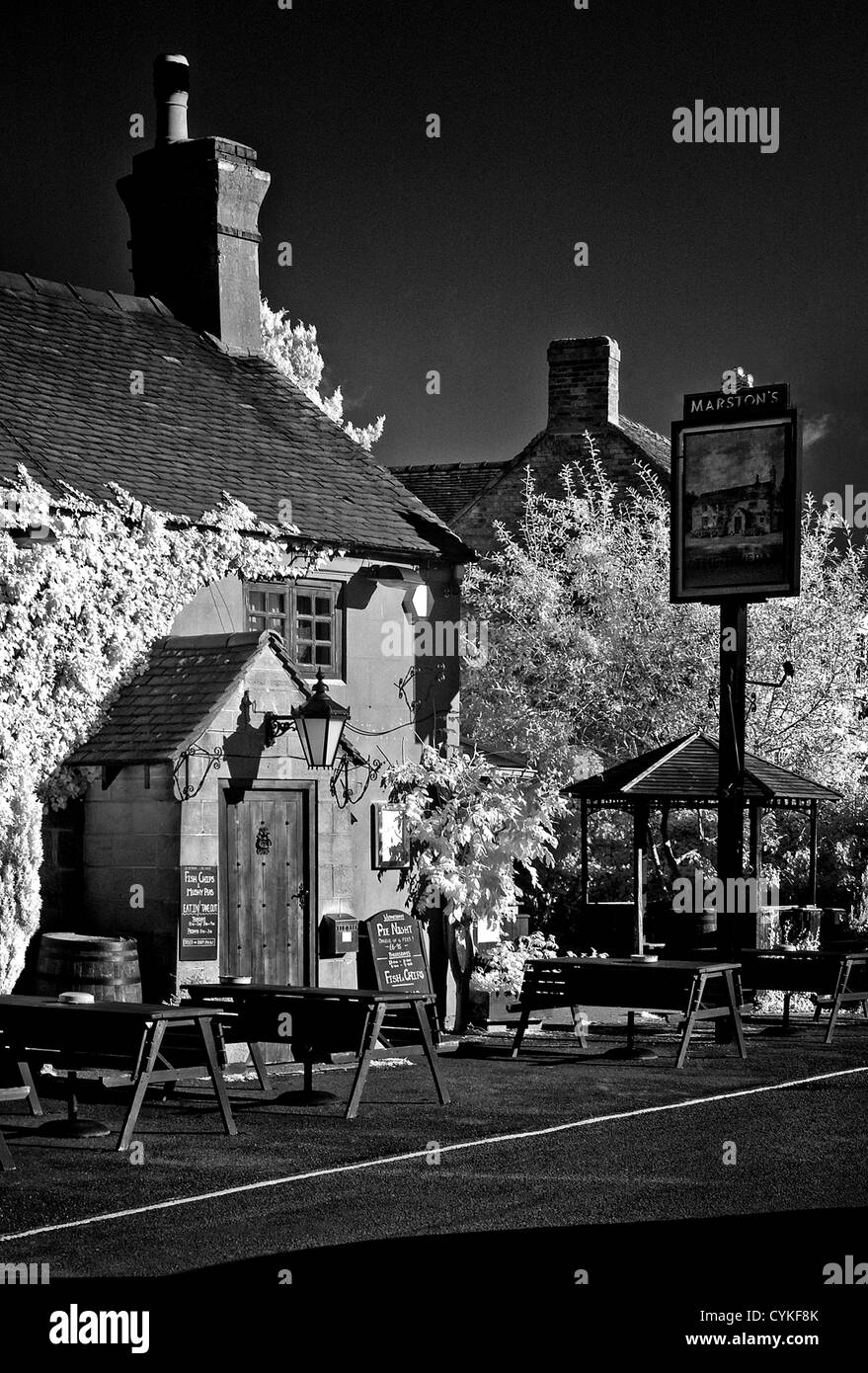 La Taverne Denstone en monochrome infrarouge Banque D'Images