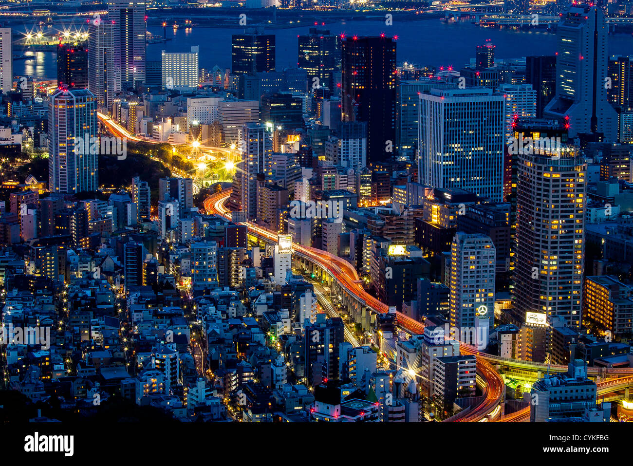 Vue du haut de la tour Roppongi Hills Mori sur la plate-forme d'observation sur l'autoroute Métropolitaine no 2 Route De Meguro, Tokyo (Shuto Kōsoku Dōro de programmation) et la Tour de Tokyo (Tōkyō tawā) Banque D'Images