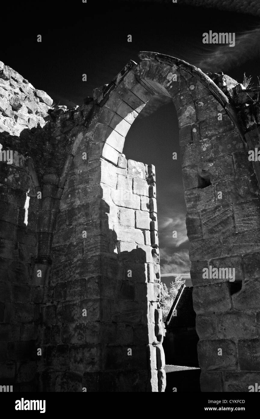 L'image monochrome infrarouge de Croxden Abbaye cistercienne ruines, près de l'usage éditorial Staffordshire Uttoxeter Banque D'Images