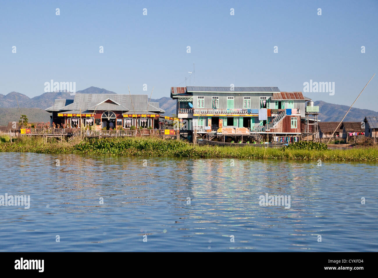 Le Myanmar, Birmanie. Restaurant sur la gauche, des boutiques et des quartiers sur la droite, sur pilotis, au Lac Inle, l'État Shan. Banque D'Images