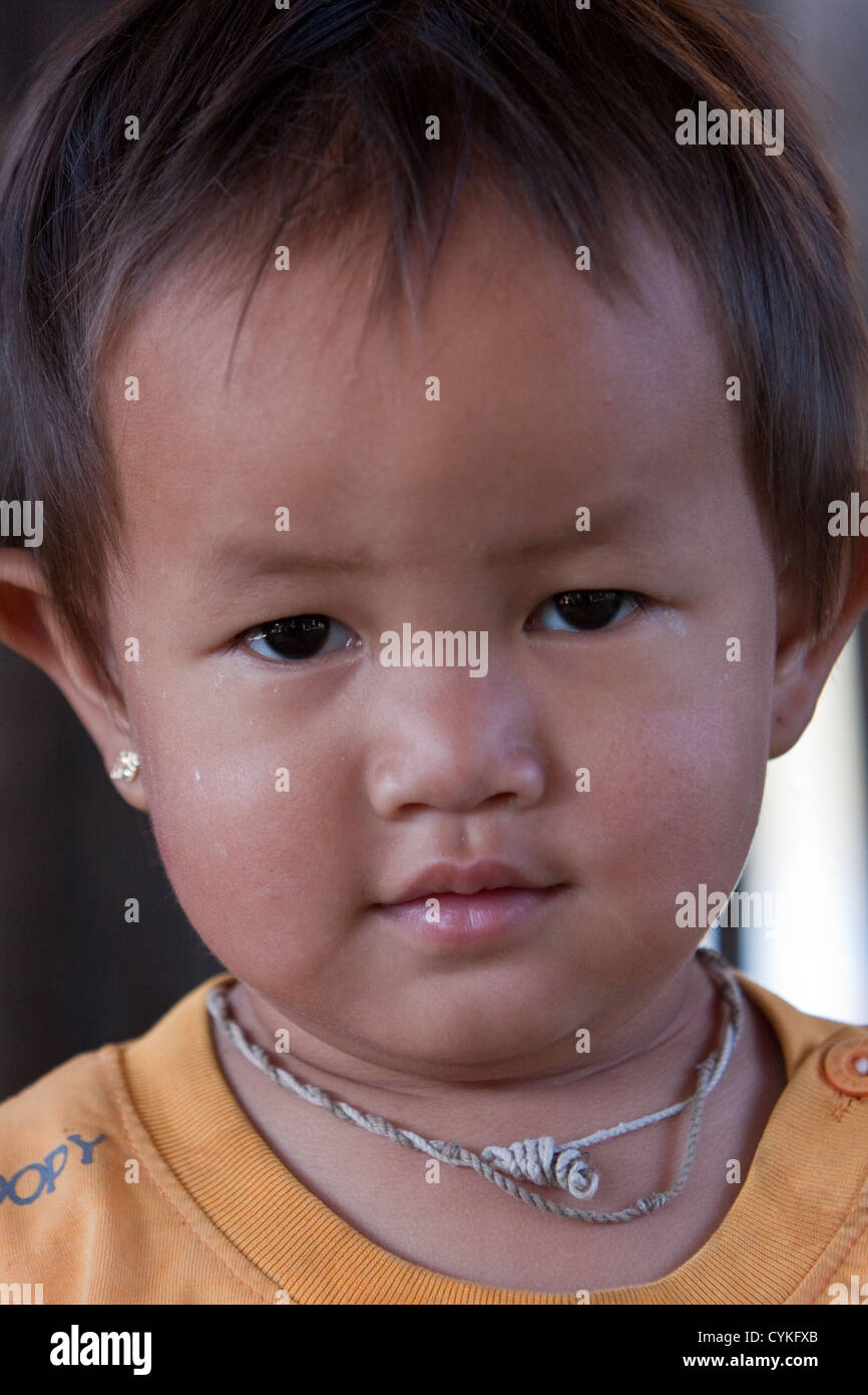 Le Myanmar, Birmanie. Petite fille birmane, ethnie Intha, lac Inle, l'État Shan. Banque D'Images