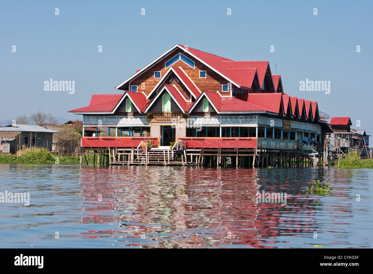 Le Myanmar, Birmanie. Golden Kite Restaurant, lac Inle, l'État Shan. Banque D'Images