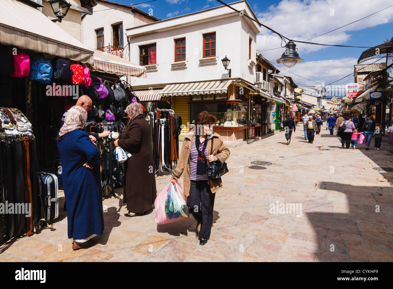 Les femmes shopping district à Carsija vieux bazar de Skopje, Macédoine Banque D'Images