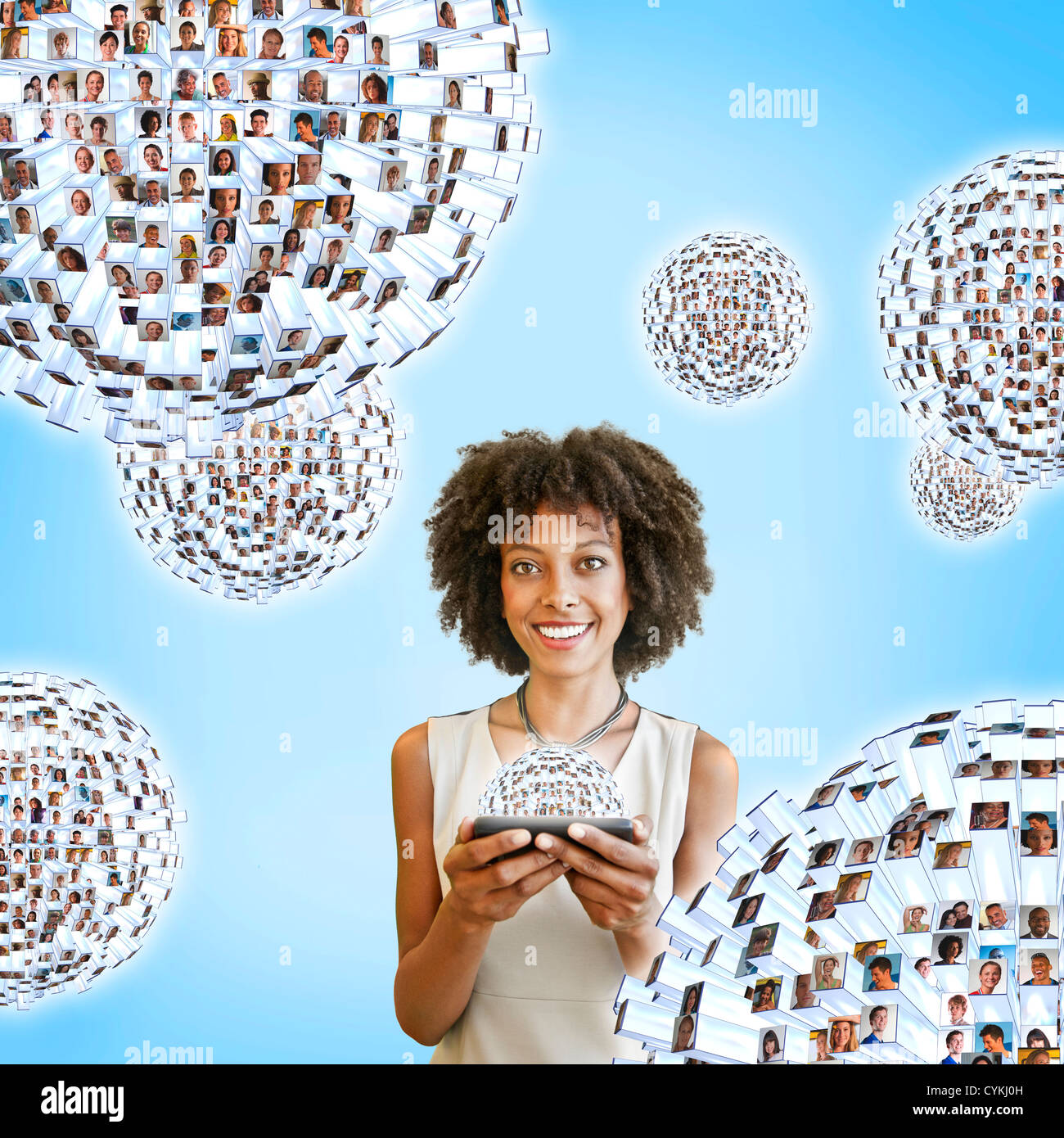 African American Woman using cell phone avec des images flottant au-dessus Banque D'Images