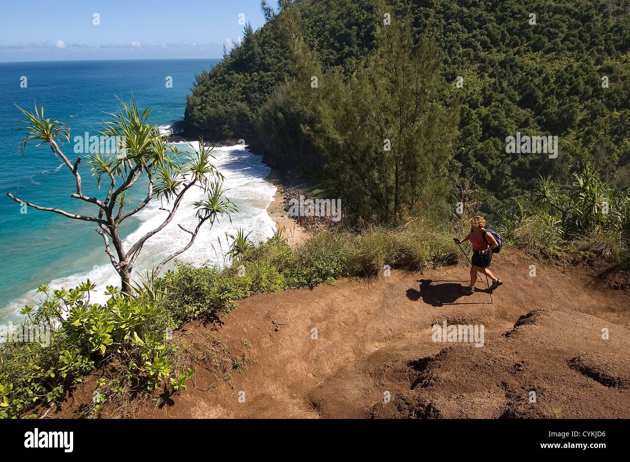 Elk284-7993 Hawaii, Kauai, Côte de Na Pali, le long du sentier Kalalau, randonneur avec (modèle libération) Vue de dessous de l'océan Banque D'Images
