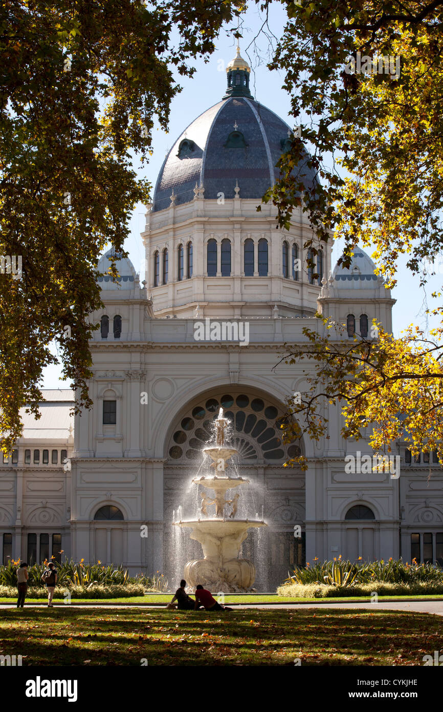 Avenue de l'arbre au royal exhibition centre, Carlton Gardens Melbourne Australie Victoria feuilles d'or jaune seasons Banque D'Images