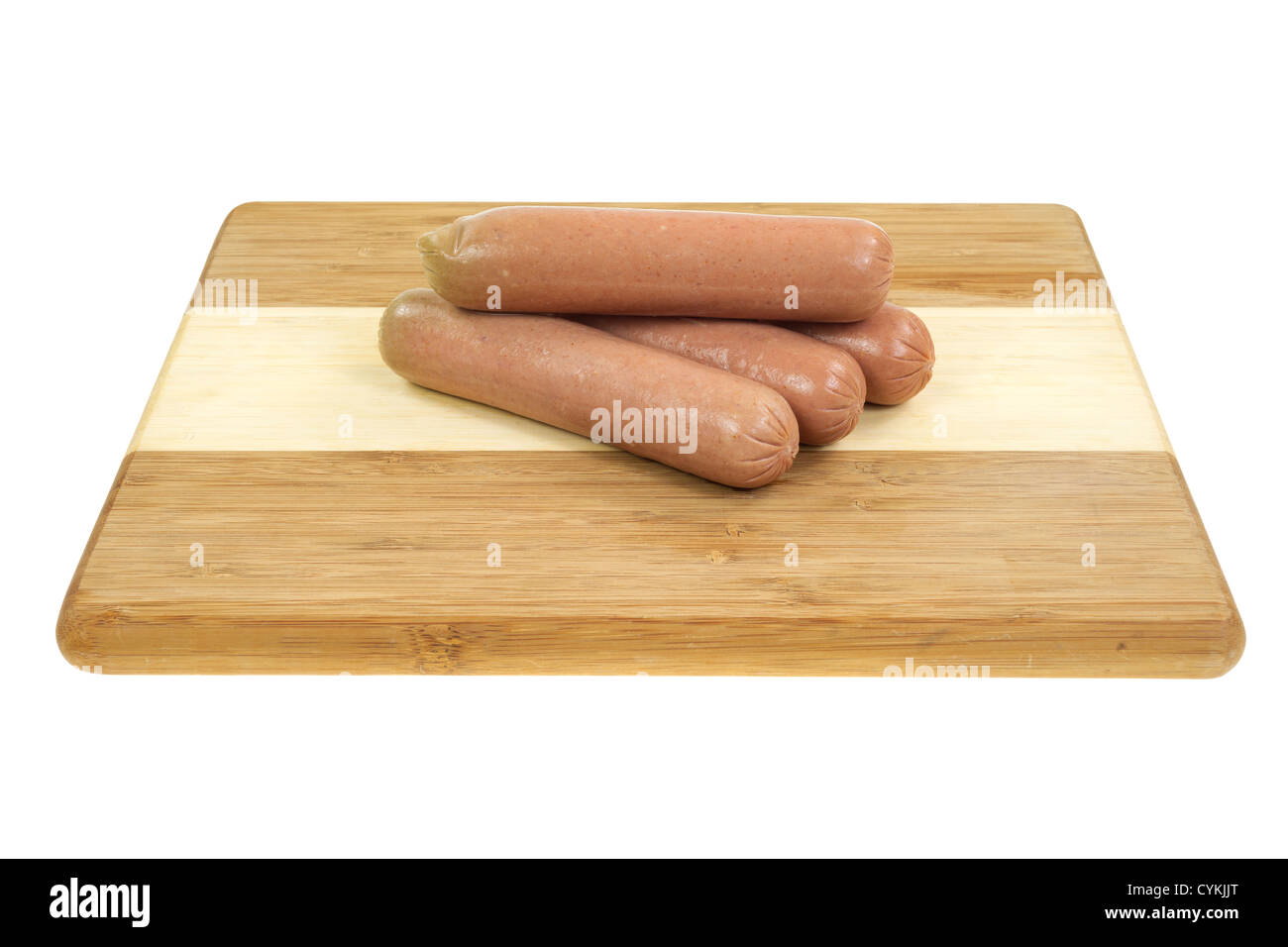 Une planche à découper en bois avec quatre saucisses de Bologne sur un fond blanc. Banque D'Images