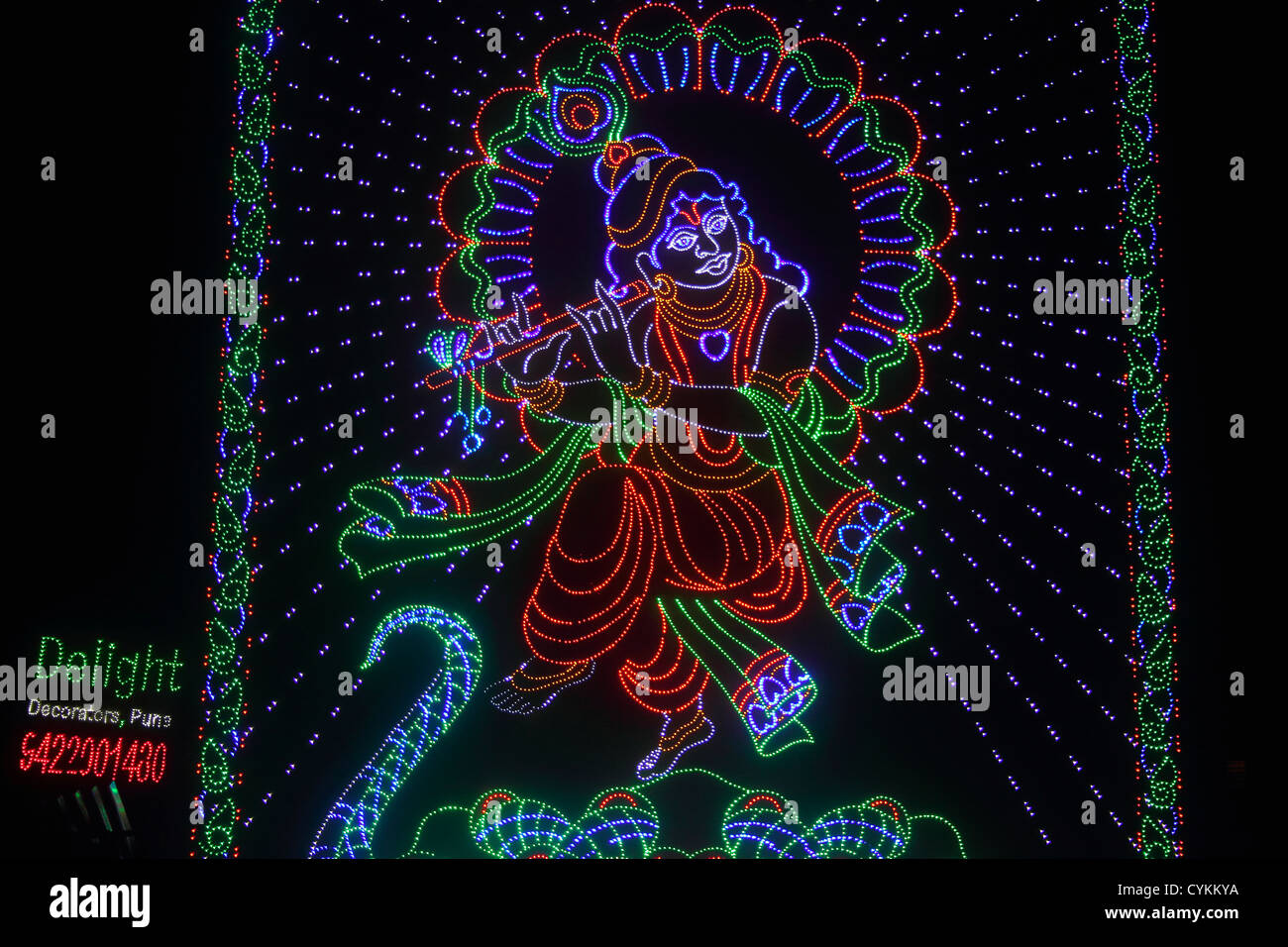 La représentation colorée de dieu Krishna en utilisant un éclairage led, Ganesh Festival, Pune, Maharashtra, Inde Banque D'Images