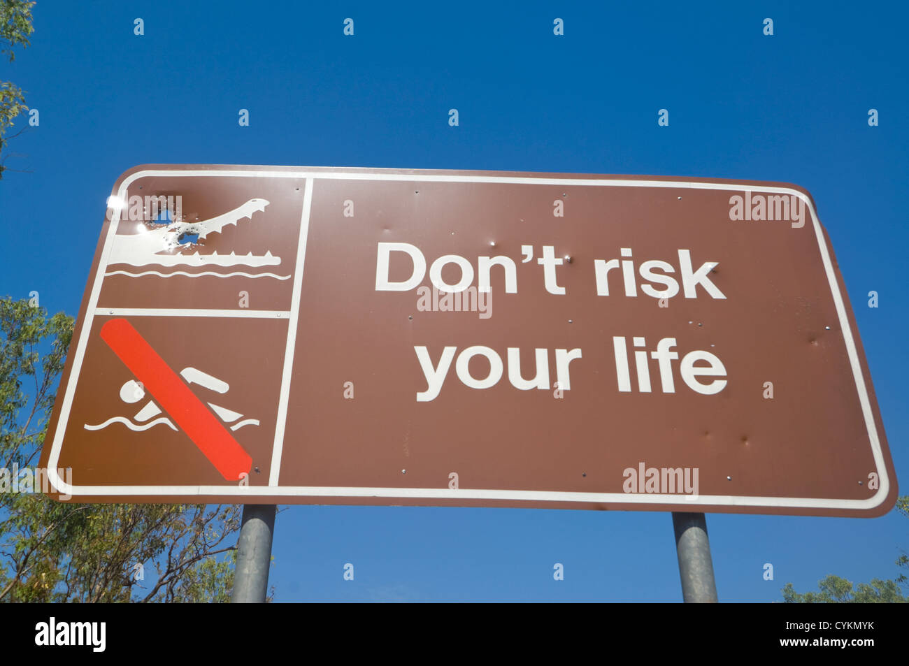 Le Signe de danger avec une balle dans la tête de crocodile, Territoire du Nord, Australie Banque D'Images