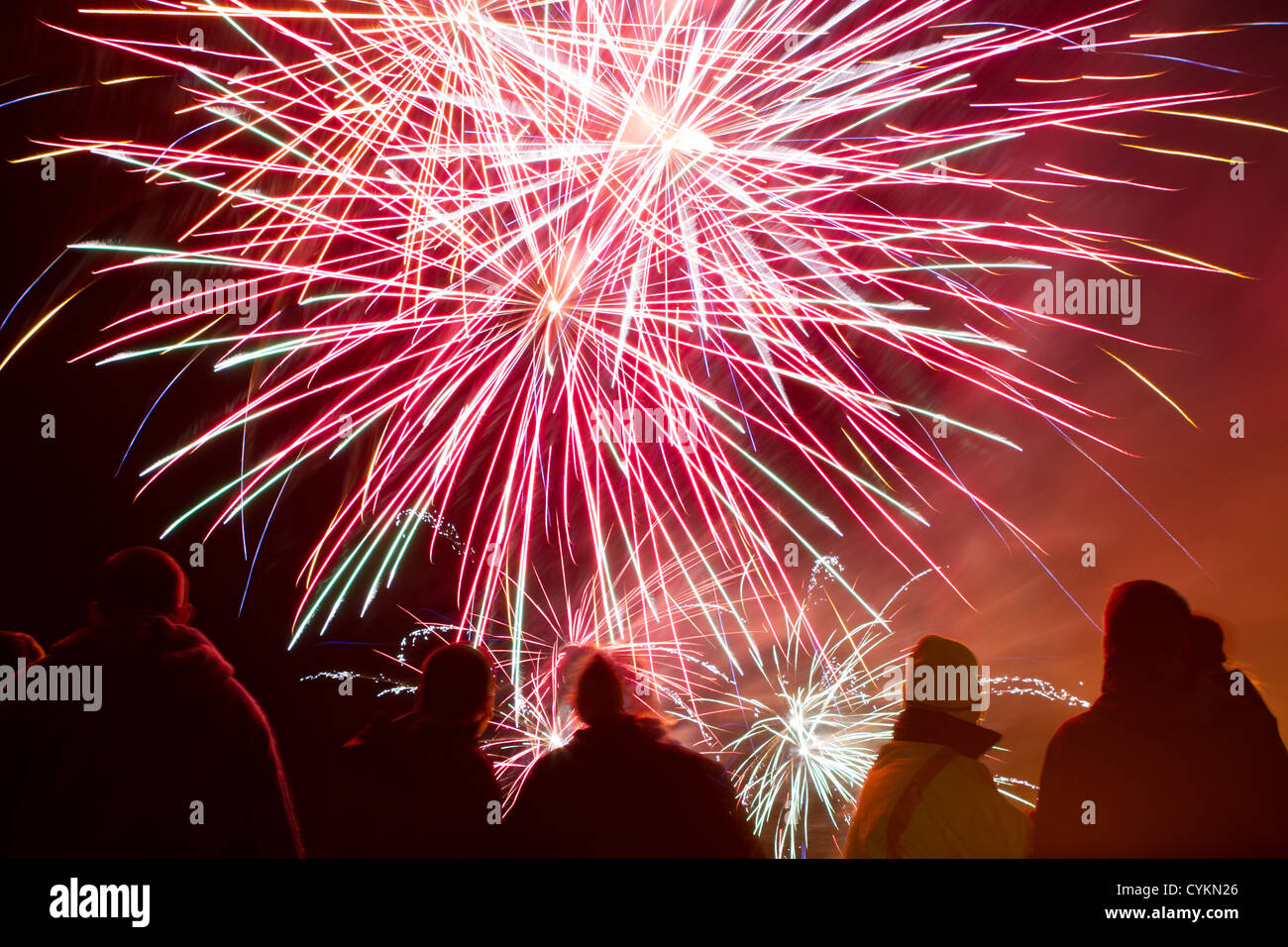 Une foule de gens regarder un feu d'artifice Banque D'Images
