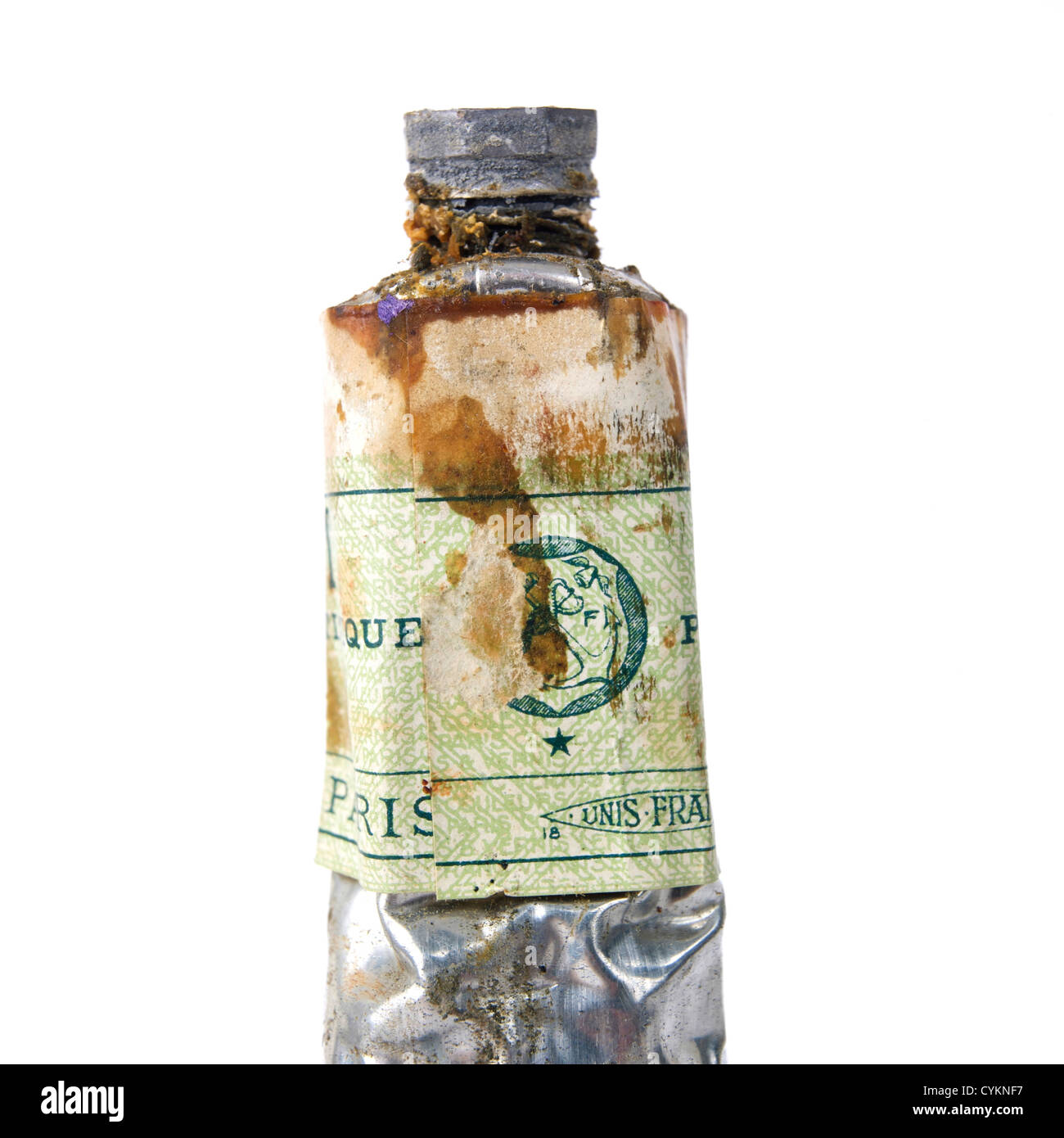 Tube de peinture antique avec étiquette fanée dans divers États mettant en valeur des fournitures d'art historique des temps anciens Banque D'Images
