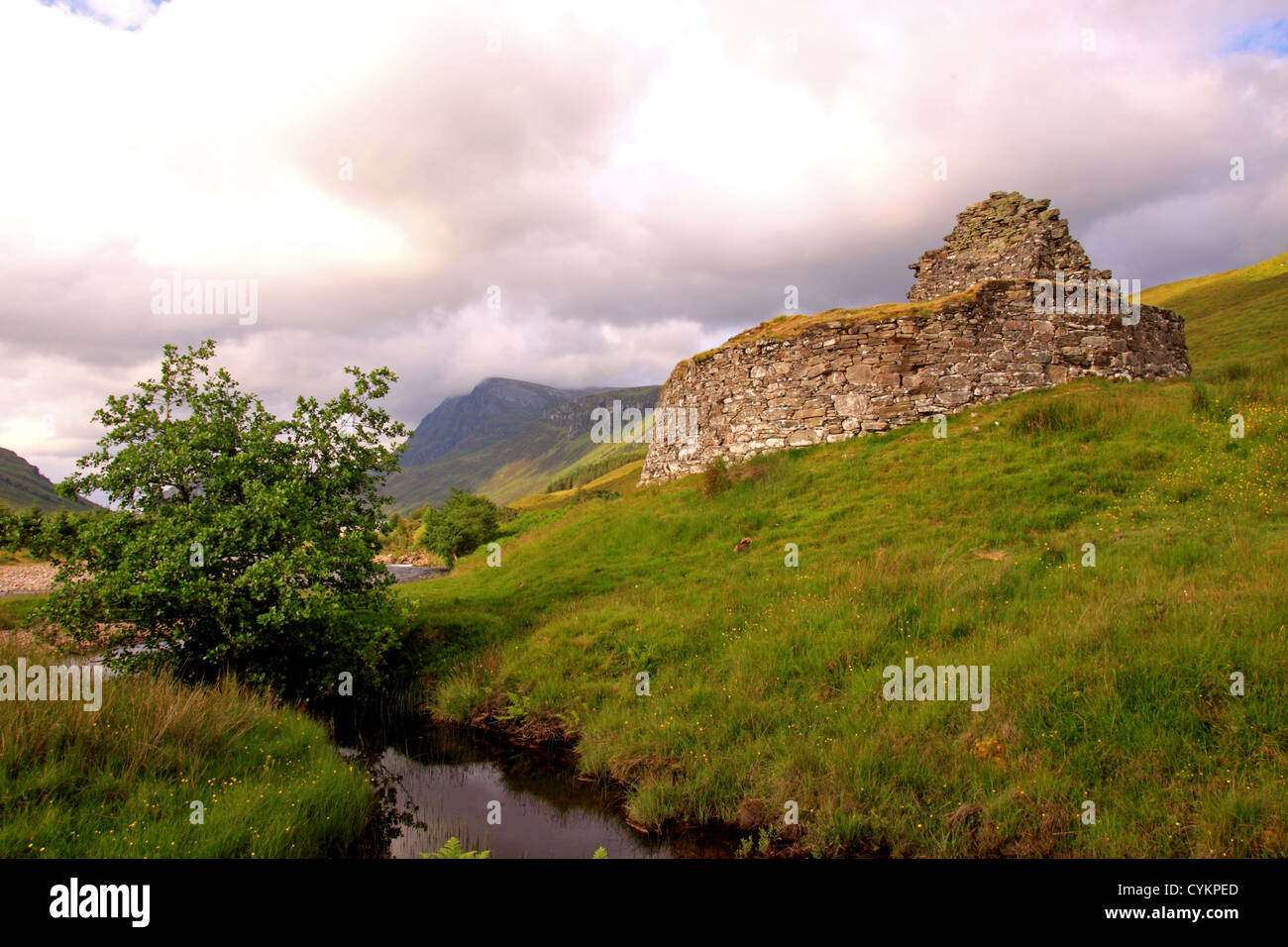 UK Ecosse Highland Sutherland Dun Dornaigil Broch et Ben l'espoir Banque D'Images