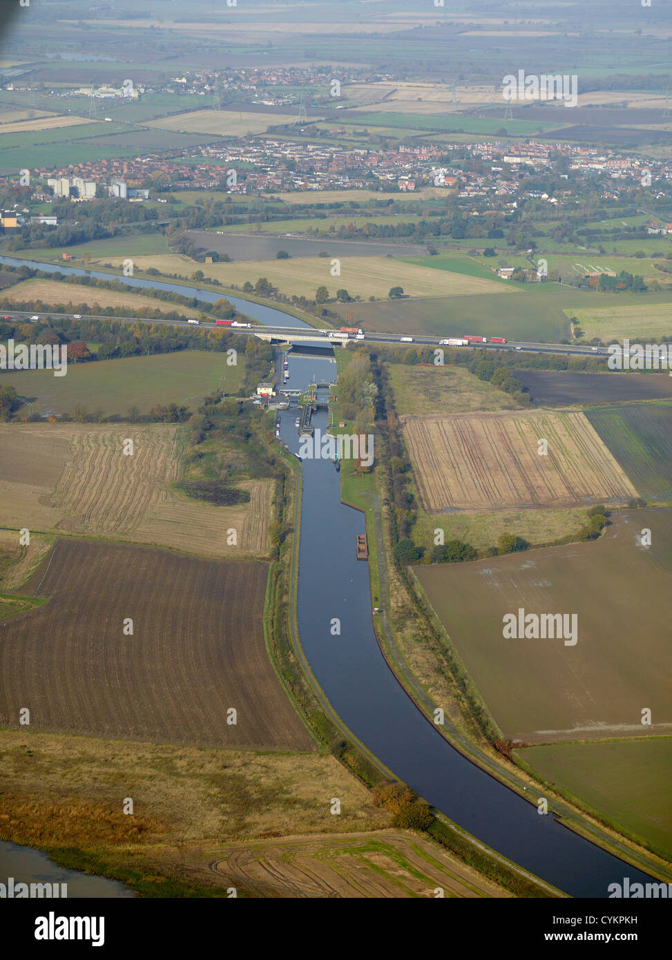 Traversée du Canal Calder Aire sous la M62 sud-est d'Eggborough, West Yorkshire, Angleterre du Nord Banque D'Images