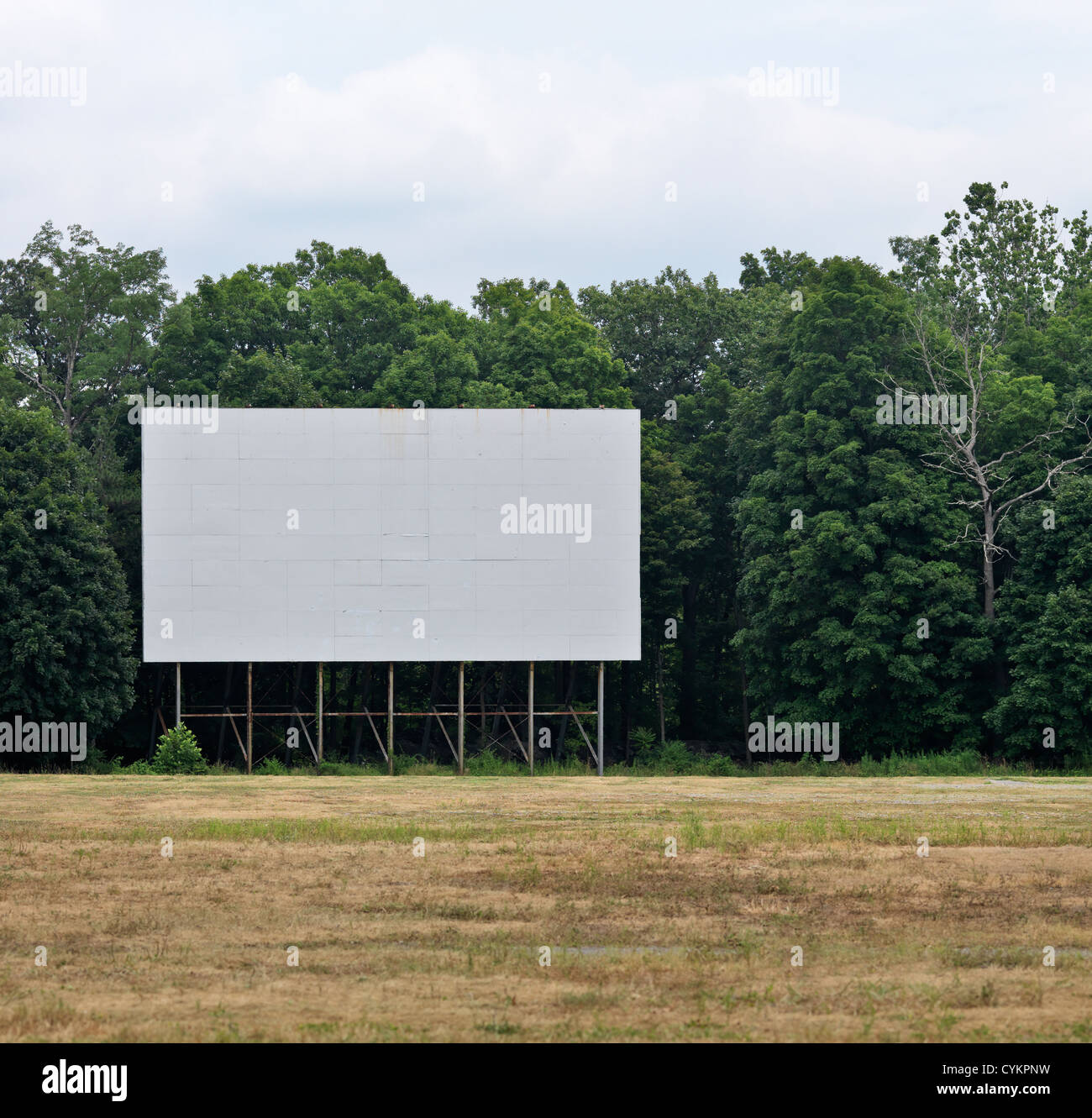 Blank white sign in field Banque D'Images