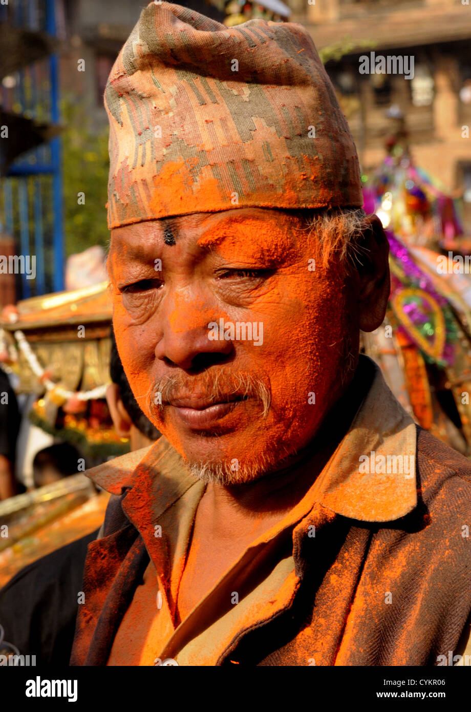 L'homme népalais couvert de poudre d'orange à l'bisket jatra festival à Thimi, près de Katmandou, Népal Banque D'Images