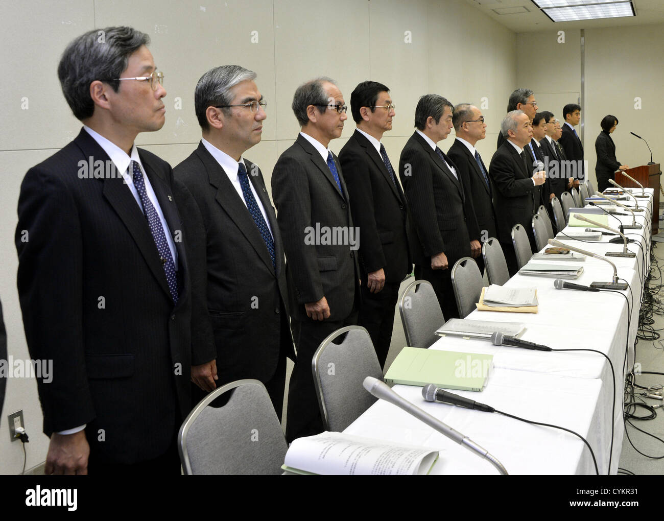 Le 7 novembre 2012, Tokyo, Japon - Président Naomi Hirose et tous les cadres de Tokyo Electric Power Co., assister à une conférence de presse à son siège social à Tokyo, le mercredi 7 novembre 2012., d'annoncer ses plans d'action. Hirose, menant la réforme nucléaire interne de travail spécial, a décrit les plans pour réduire les coûts et rendre l'utilité la plus grande du Japon plus compétitif. Dans le même temps, l'opérateur de la centrale nucléaire d'infirmes a demandé plus d'un appui financier du gouvernement pour couvrir les coûts énormes de la désaffectation de l'usine et le nettoyage de la contamination radioactive. (Photo de Natsuki Sakai Banque D'Images