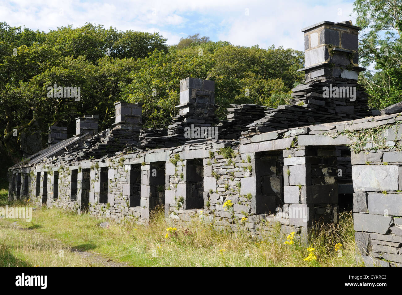 Ruines de la caserne d'Anglesey carriers's cottages Dinorwig Ardoise Elidir Fawr Llanberis Snowdonia, Pays de Galles Cymru UK GO Banque D'Images