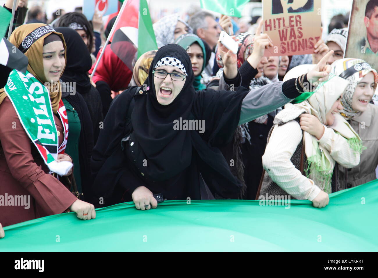 Istanbul, Turquie. 6 novembre, 2012. Les partisans de la flotte de la liberté pour Gaza rassemblement en face du palais de justice d'Istanbul. Foule de femmes criant des slogans anti-Israël au cours du rassemblement devant le palais de justice d'Istanbul. Meneurs, comme la femme avec les lunettes, maintenu les manifestants scandant. Credit : Johann Brandstatter / Alamy Live News Banque D'Images