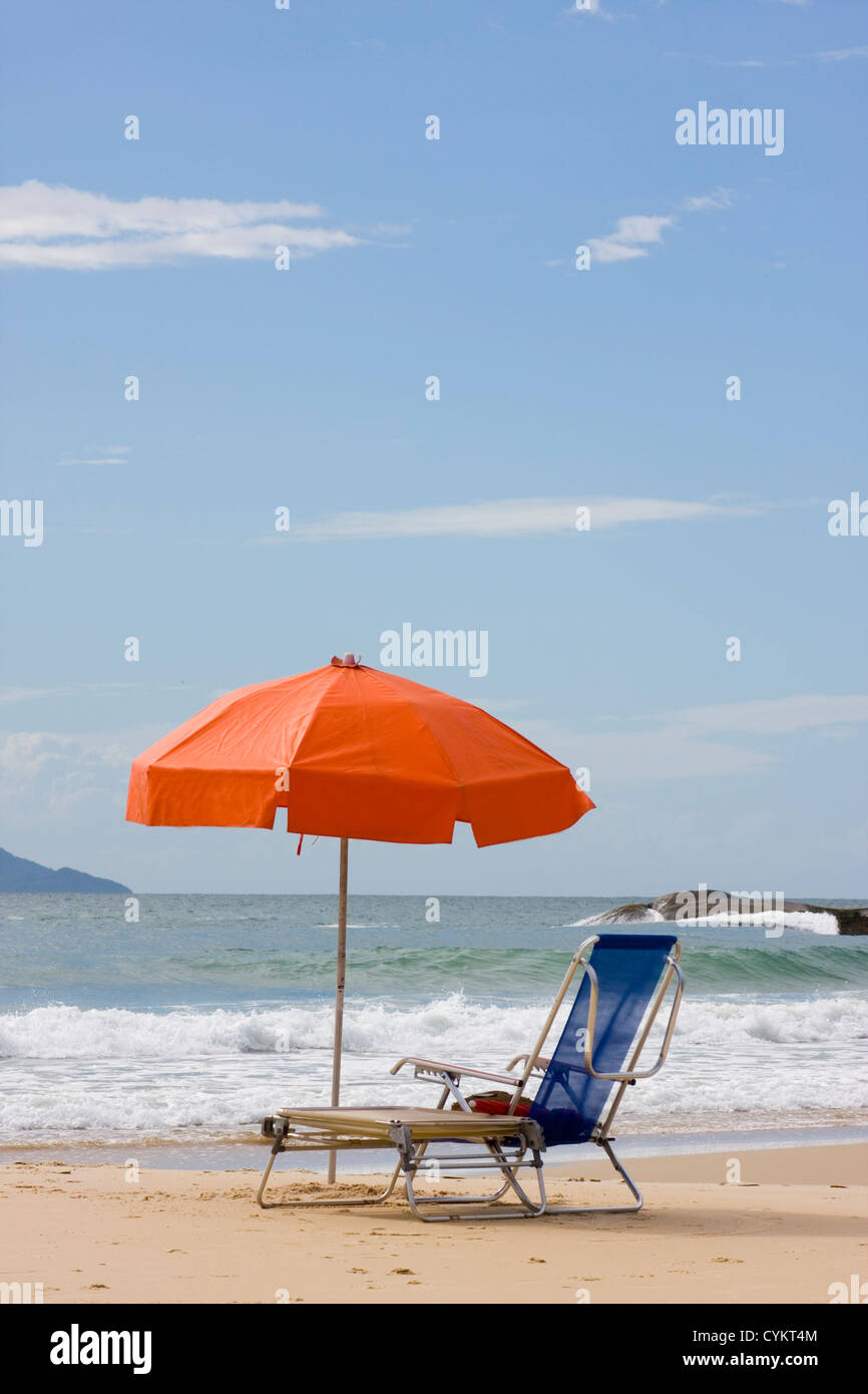 Deux chaises et un parasol sur une plage ensoleillée Banque D'Images