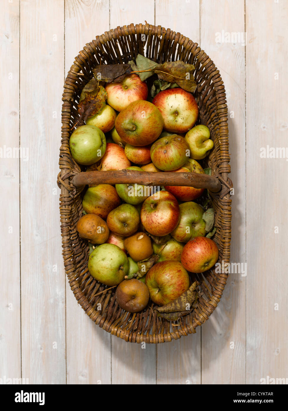 Panier de pommes sur table en bois Banque D'Images