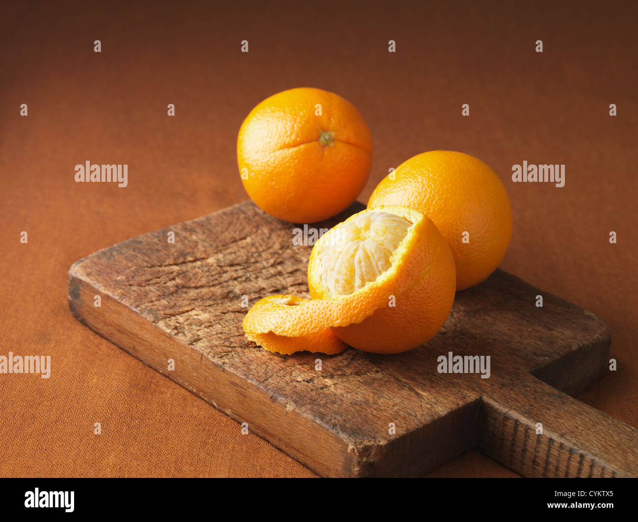 Orange sur planche de bois de déroulage Banque D'Images