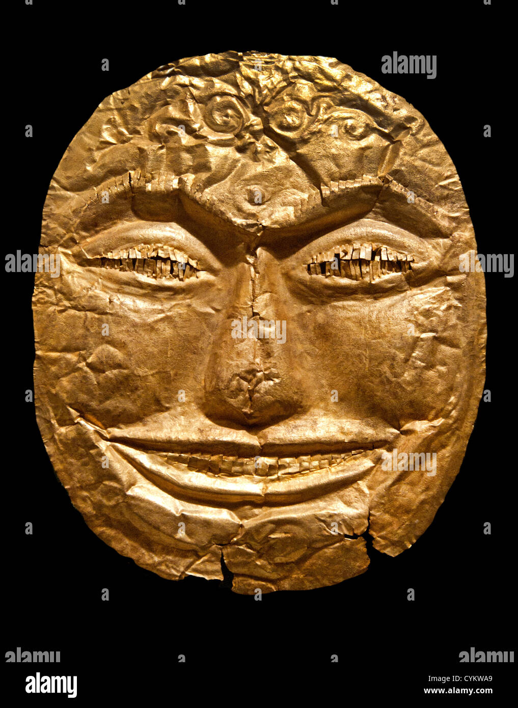 Masque funéraire du 14ème siècle de l'Est javanais Majapahit Java Indonésie Gold 19 cm Banque D'Images