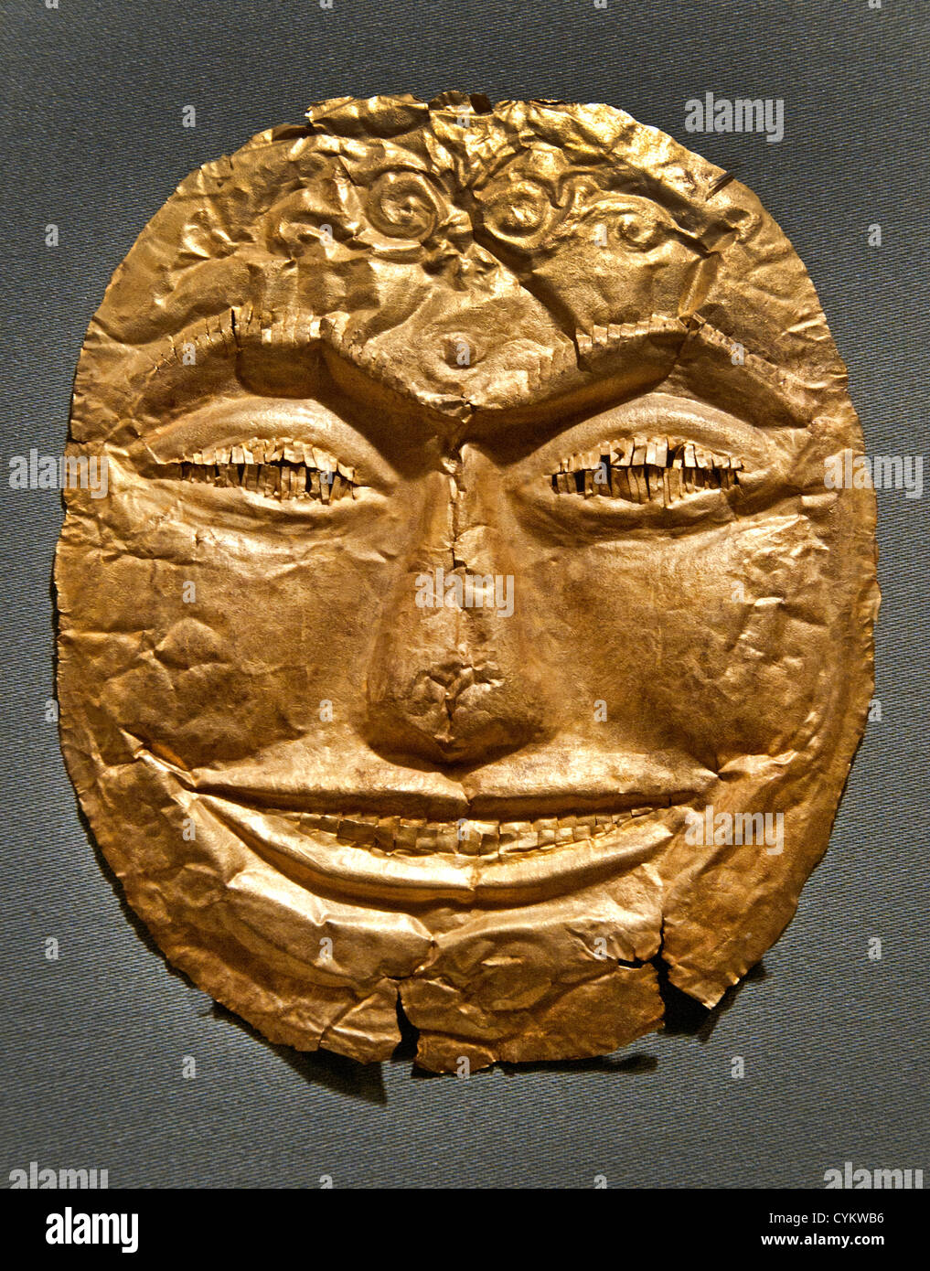 Masque funéraire du 14ème siècle de l'Est javanais Majapahit Java Indonésie 19 or c Banque D'Images