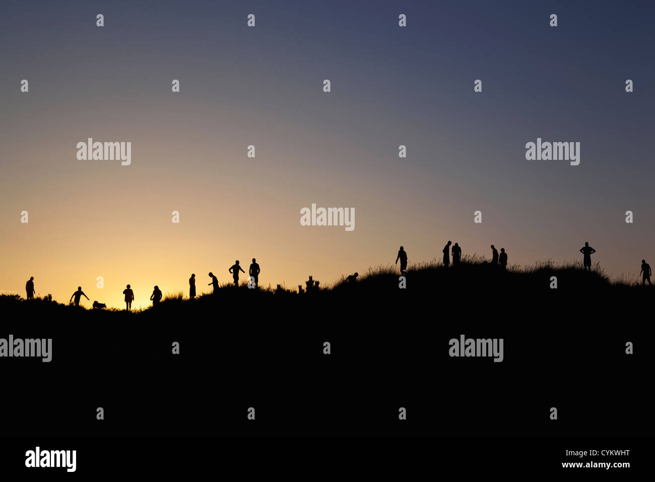 Silhouettes de personnes sur les collines rurales Banque D'Images