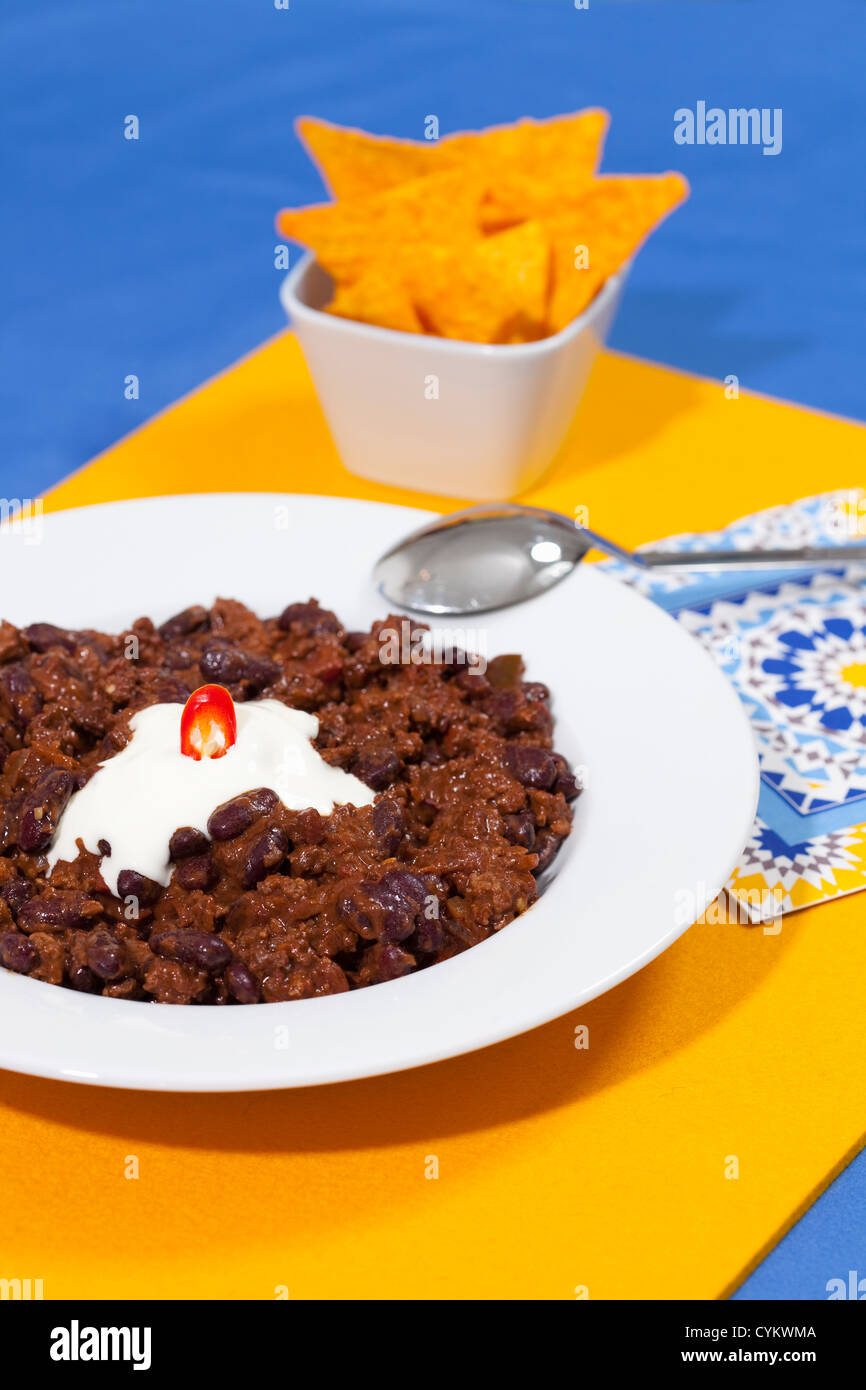 Assiette de chili con carne avec de la crème Banque D'Images