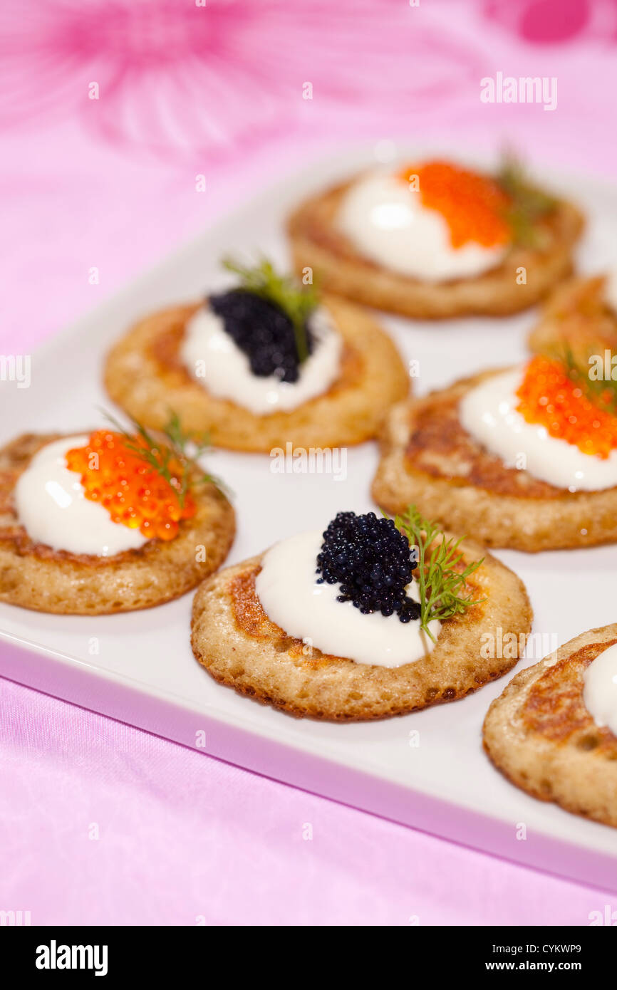 Assiette de blinis avec du fromage et du caviar Banque D'Images